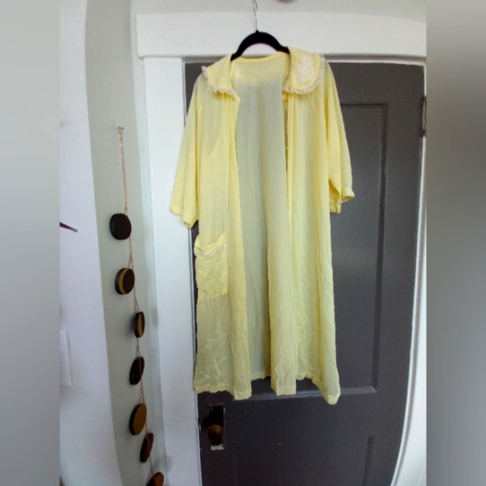 Carole Vintage pastel yellow peterpan collar night robe lace trim